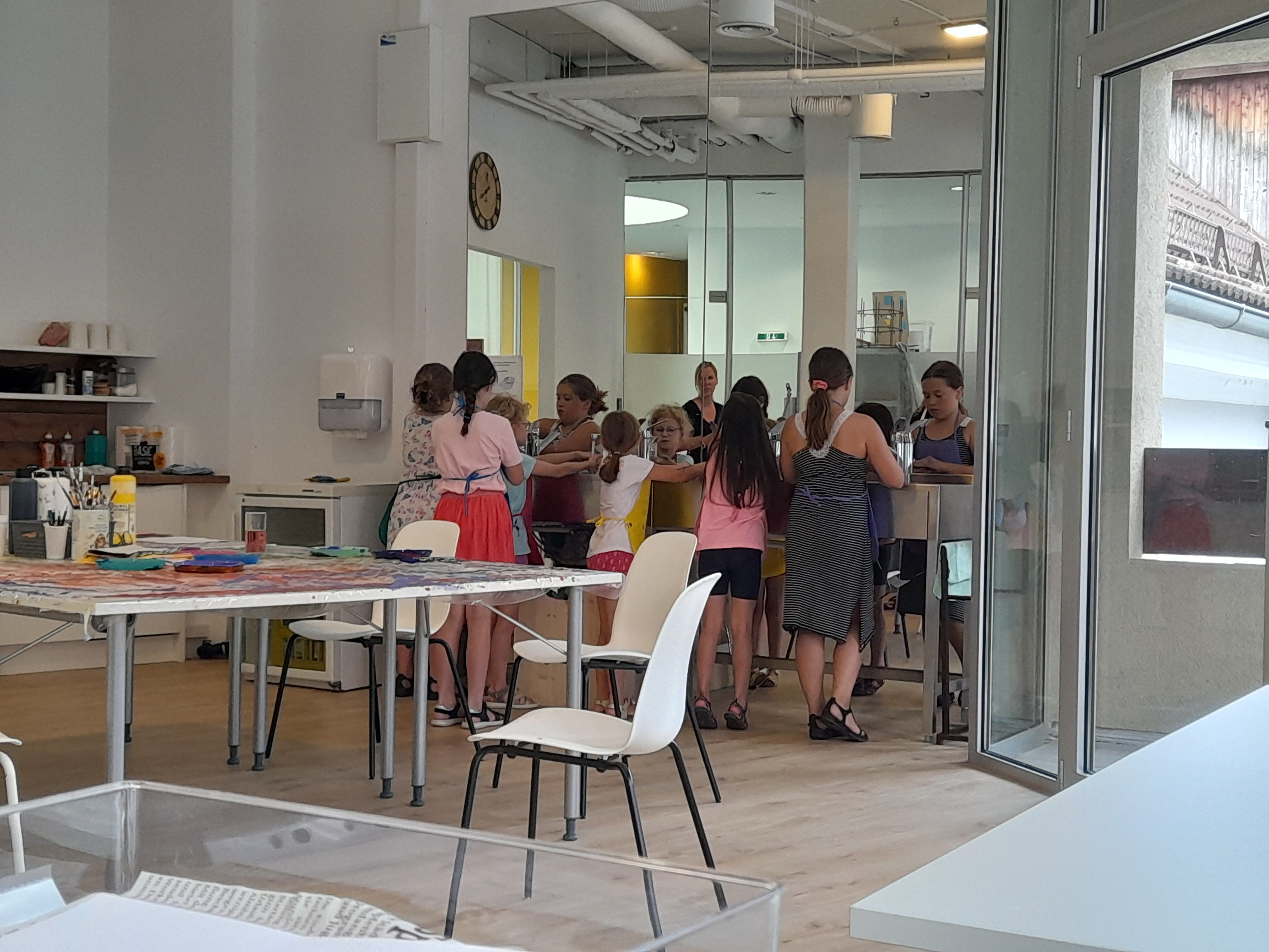 Acrylmalen mit Michaela Puster-Jonke copyright@lebenshilfe-bruck-kapfenberg